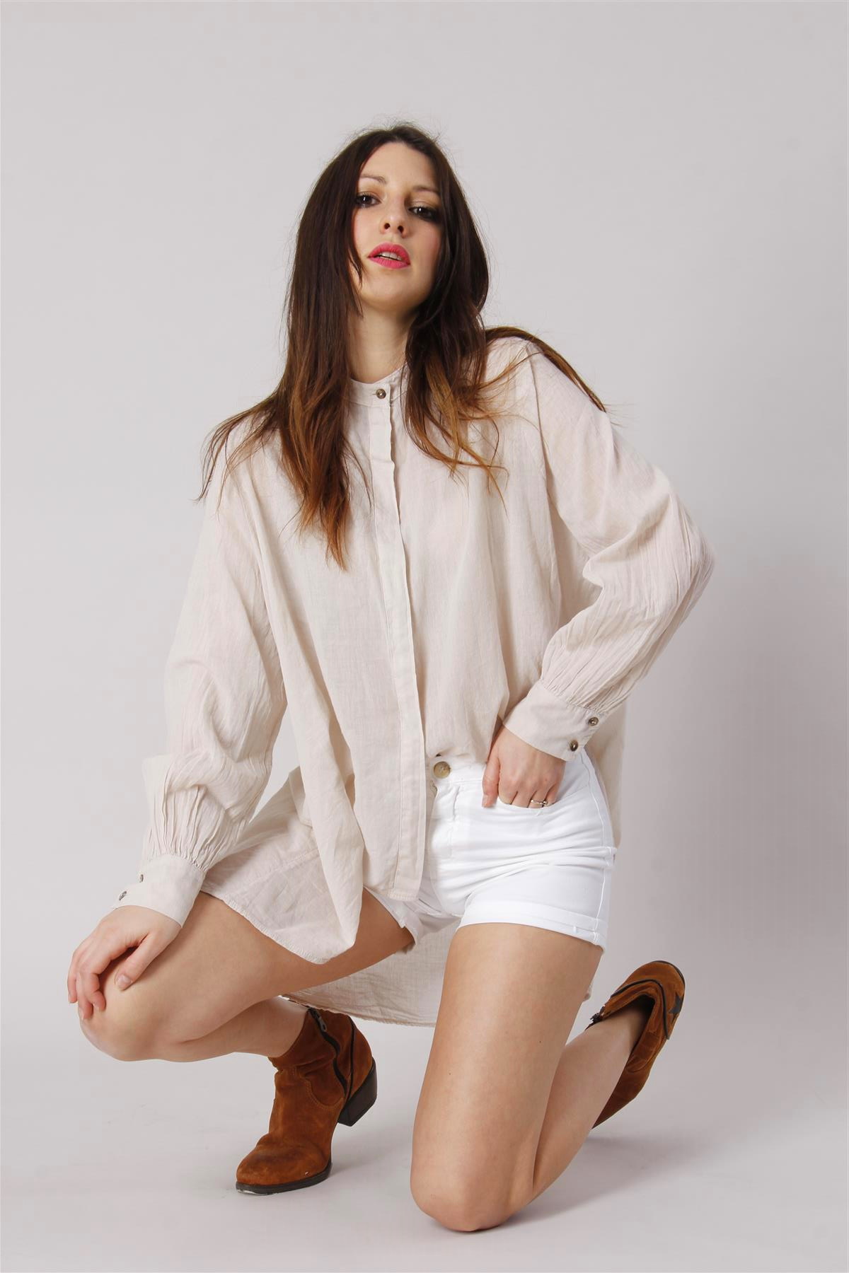 Italian wholesale — oversized linen cream blouse with white denim shorts